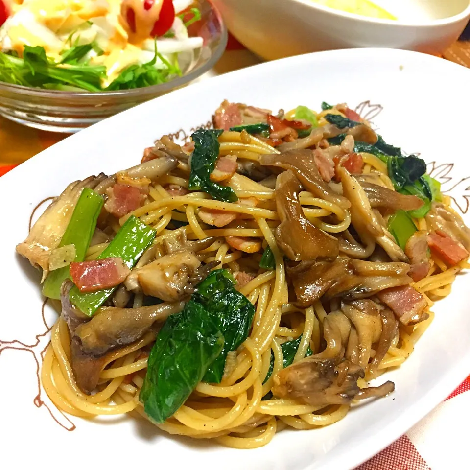 ベーコンとキノコと小松菜のバター醤油スパゲティー #晩御飯 #パスタ #バター醤油 #和風パスタ #おうちごはん #おうちパスタ #スパゲティー|カウンター嬢さん