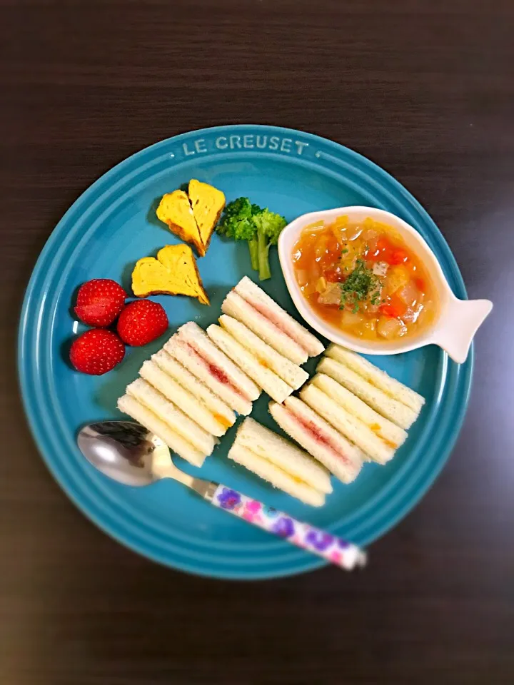 6/1❁息子離乳食 朝ごはん🌞
ミネストローネ
ジャムサンド
卵焼き
ブロッコリー
いちご🍓|つんさん