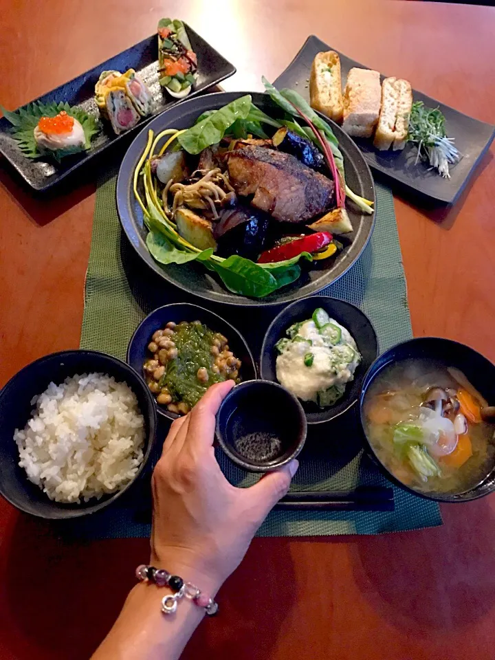 Today's Dinner🍴前菜･栃尾の油揚げ焼き<ｶﾆｶﾏ&ﾈｷﾞﾁｰｽﾞ>鰤と茄子の唐揚げ･白飯･大和芋&ｵｸﾗ･めかぶ&納豆･お野菜たっぷりしめじのお味噌汁|🌈Ami🍻さん