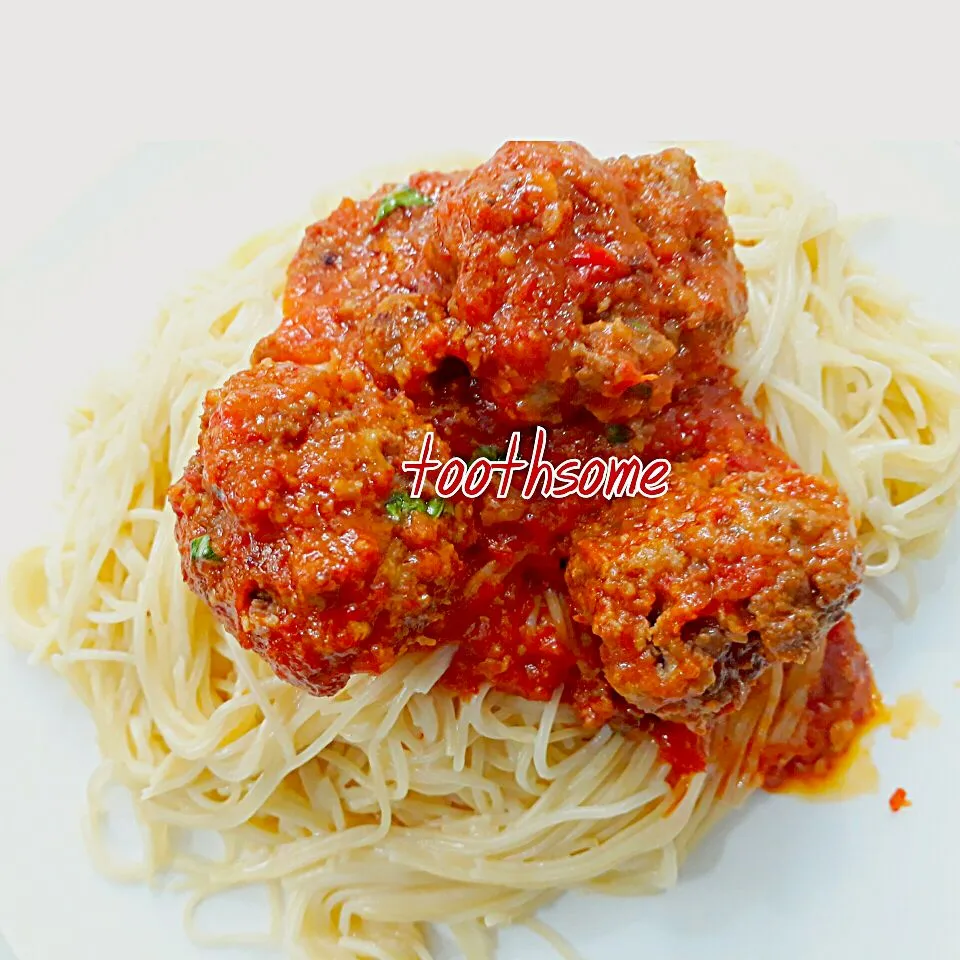 spaghetti cooked in coconut milk and Italian meatballs|Joy Onyinyechi Ekedebeさん