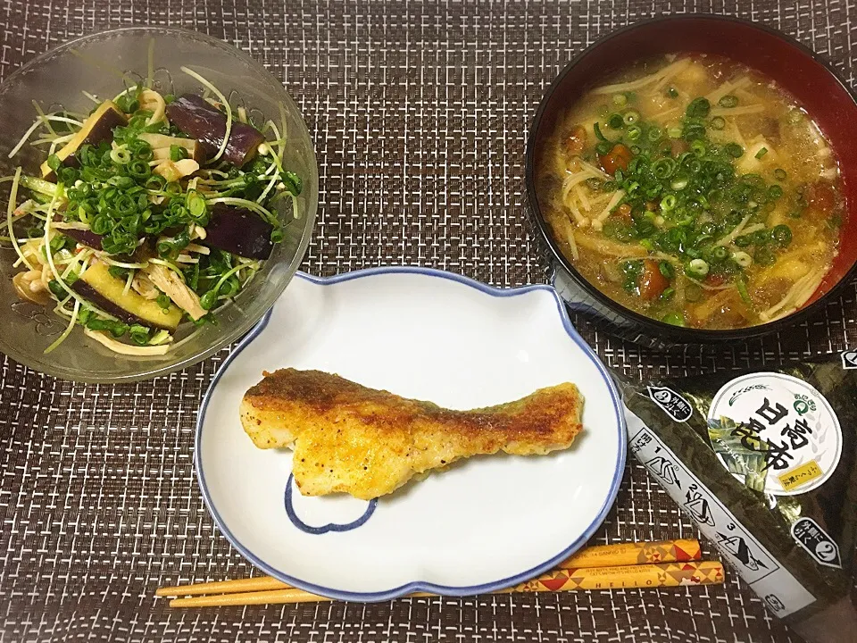 ナスときのこの中華風サラダ、たらのカレームニエル、きのこたっぷりみそ汁、おにぎり🍙|くろねこっく🐈‍⬛さん