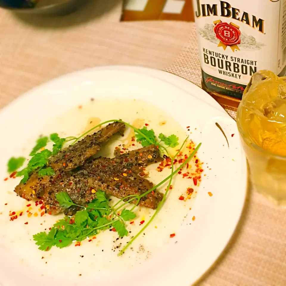 Snapdishの料理写真:ニシンの燻製＆バーボン
#缶つま #チョイ飲み #ウィスキー #バーボン🥃|たつやん。さん