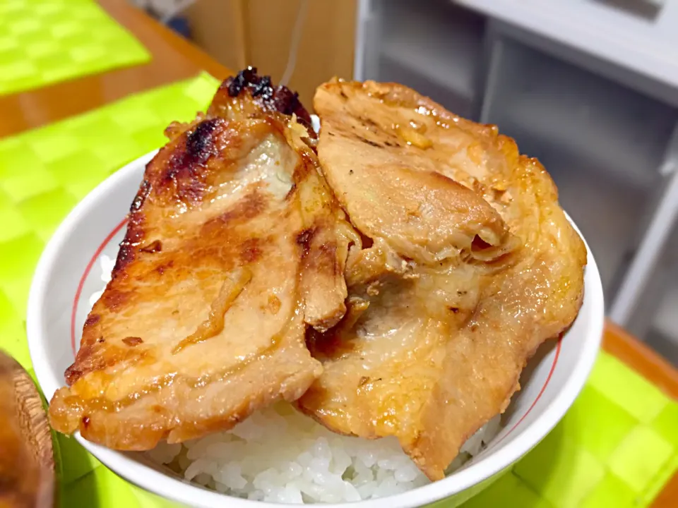 〆にトンテキ丼🍖🍚|マニラ男さん