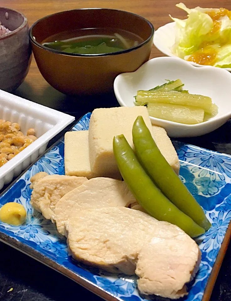 単身赴任の晩ごはん🌌🌙⭐
鶏ロース煮  凍み豆腐の煮物
サラダ
納豆（豆板醤、ごま油、めんつゆ）
野沢菜漬
黒米麦ご飯|ぽんたさん