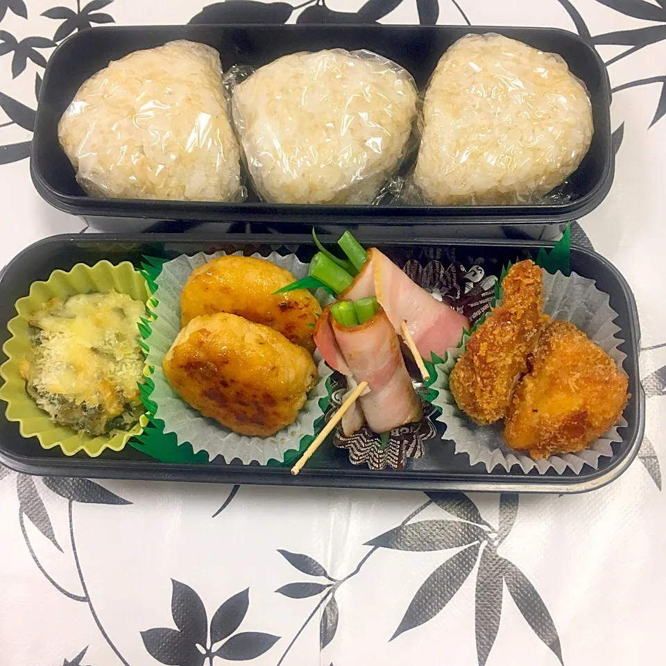 息子のお弁当 ひじきのグラタン つくねハンバーグ インゲンのベーコン巻き チキンカツ 玄米おにぎり|keitakumamaさん