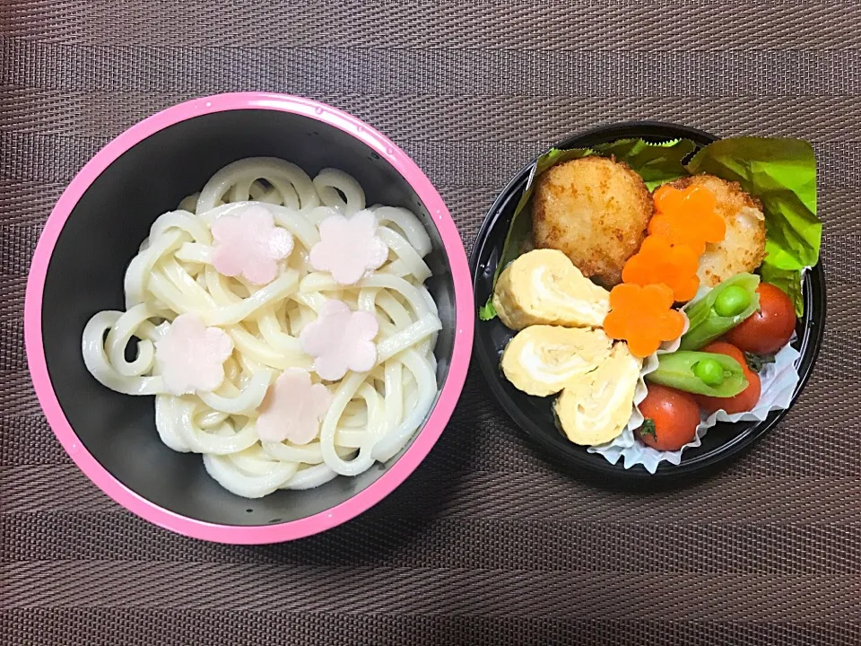 Snapdishの料理写真:初うどん弁当。ホタテのフライ、雫型だし巻き卵、スナップエンドウと人参🥕の出汁煮。飾り切りする時間なし💦プチトマト。|RKさん