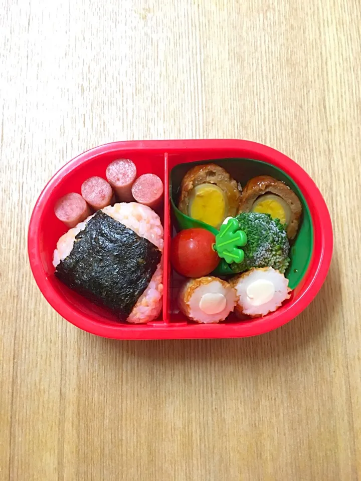 #ムスメ弁当 #ムスメご飯 

うずら入りミートボール、ポールウインナー、ちくわチーズ、ブロッコリー、ミニトマト、鮭おにぎり|mossan＠OSAKAさん