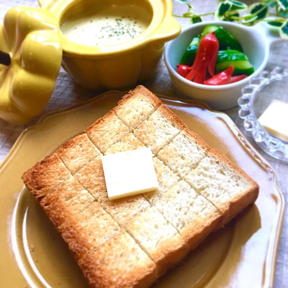 Snapdishの料理写真:＊シンプルトースト
＊カボチャのポタージュ
＊タコさんウィンナー
＊きゅうりの香味漬け|料理研究一家「古川家」さん