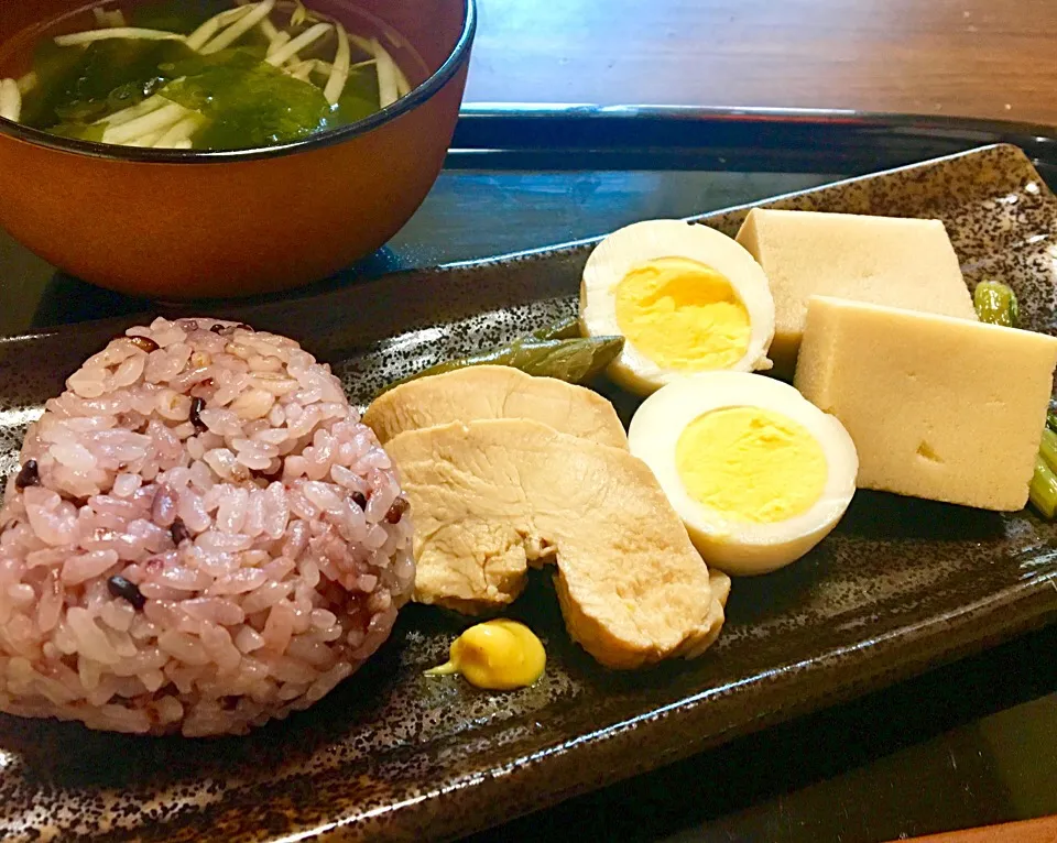 Snapdishの料理写真:単身赴任の朝ごはん🌞
鶏🐔ロース煮
味付け玉子🥚
凍み豆腐の煮物
インゲンのクタクタ煮
野沢菜漬け
黒米麦ご飯
わかめともやしのスープ|ぽんたさん