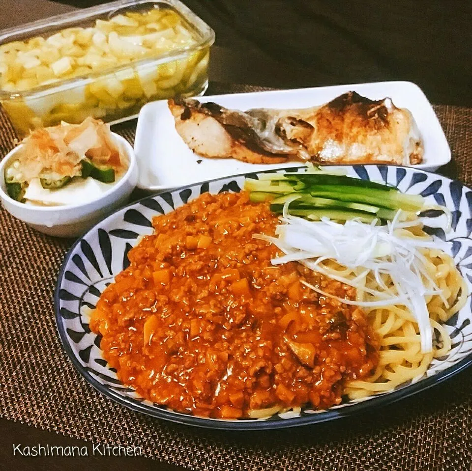 ある日の夜ご飯☺🍴
●ジャージャー麺
●鰤かま焼き
●セロリのピクルス
●冷奴|Kashimanakitchenさん