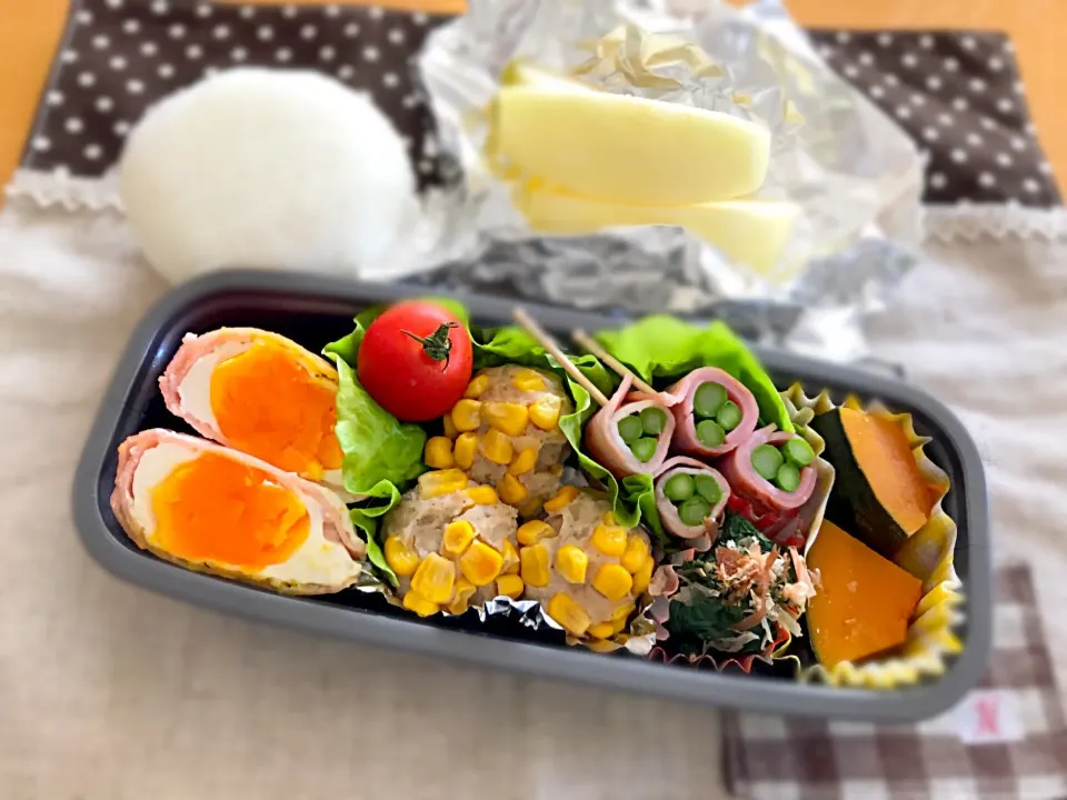 コーン焼売🌽
ハムエッグ🥚
アスパラベーコン🥓
ほうれん草お浸し😆
かぼちゃ煮物🎃
🍅🍙🍎|あやこさん