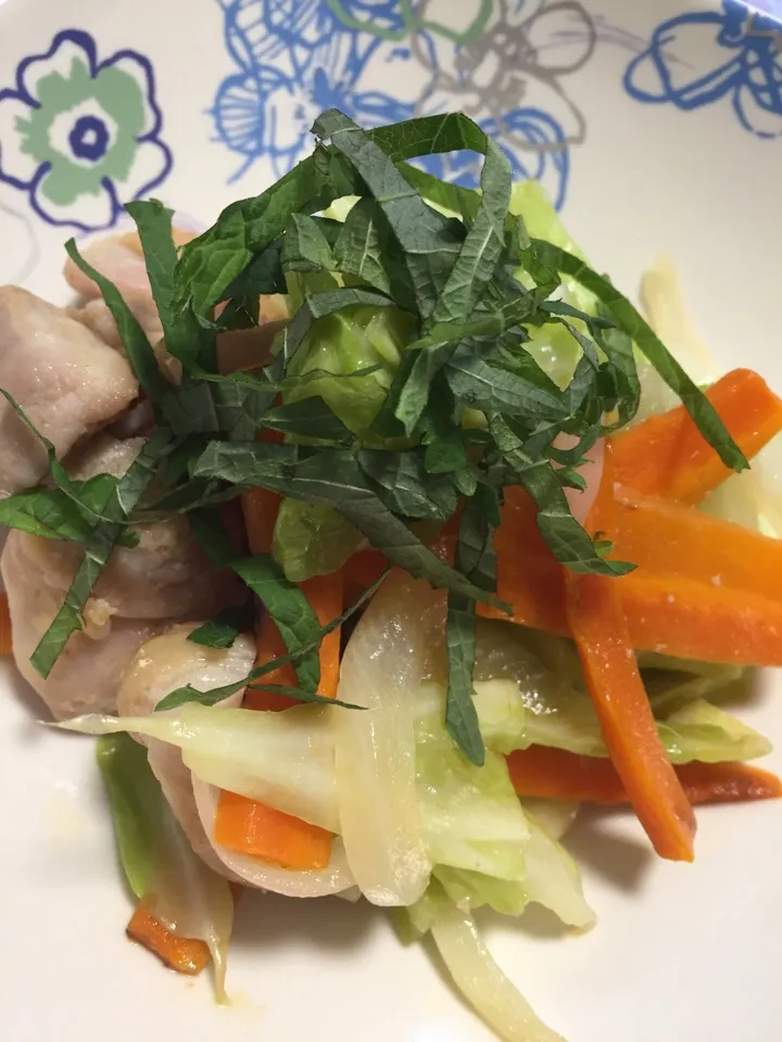 Snapdishの料理写真:漢の朝から塩麹漬け鶏肉の野菜炒め大葉添え#漢の朝ごはん|Koutarou Matsuuraさん