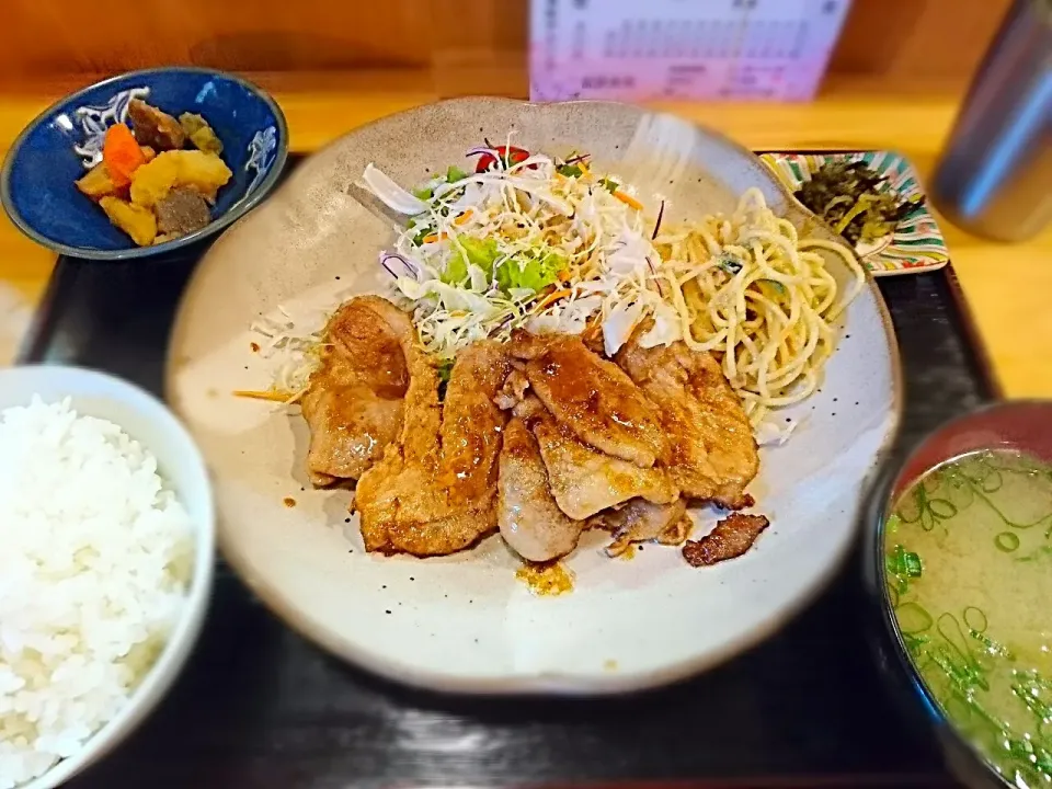 Snapdishの料理写真:生姜焼き定食♪|yokoさん