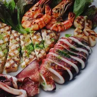 Snapdishの料理写真:美味しいイタリア料理
Griglia mista di pesce
魚介のグリル料理

素材の味を引き出すグリル料理
イタリア料理の特徴はシンプルな調理で、素材そのままの美味しさを引き立てたものが多く、グリル料理はまさにその代表！とも言えますね。

調理法も食べ方も、シンプルにすることで素材が活きる‼︎   火を入れす|emamaさん