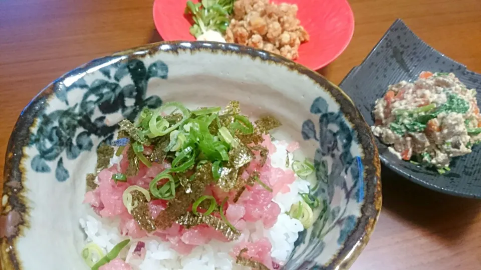 ネギトロ丼、ほうれん草白和え、鶏軟骨唐揚げ|アンジェさん