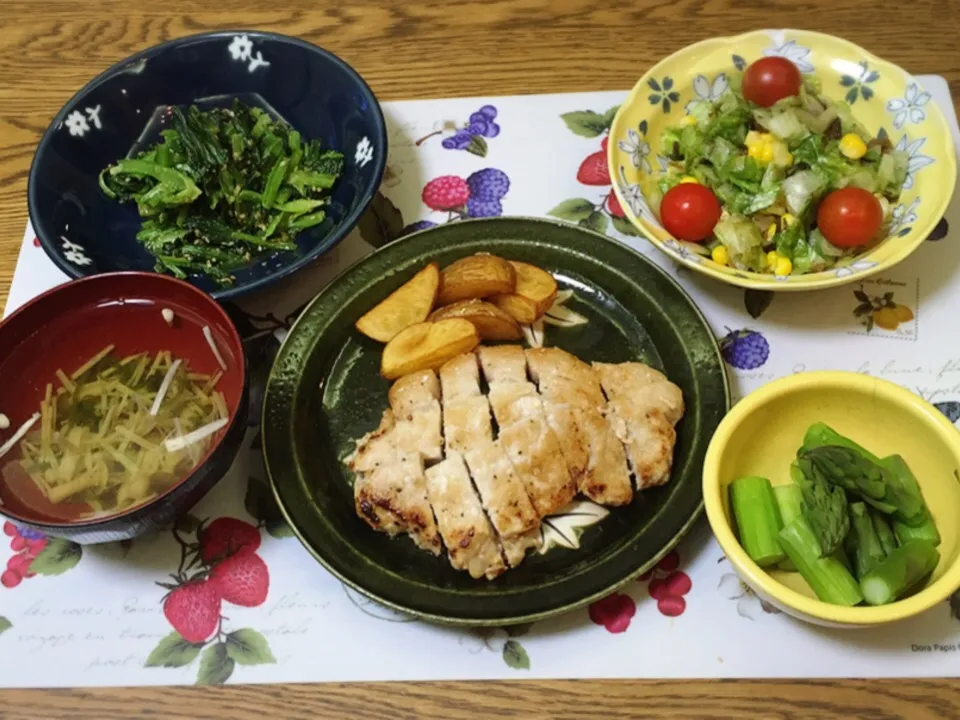 Snapdishの料理写真:小松菜の胡麻和え・レタスの梅おかかサラダ・グリーンアスパラ・豚の酢醤油ソテー・えのきとしめじのおすまし|美也子さん