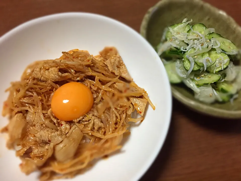 ピリ辛だれの豚肉もやし丼
胡瓜としらすと新玉ねぎの酢の物|まるちゃんさん