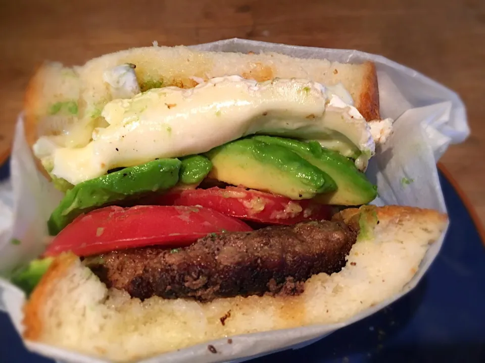 調味料は塩こしょうだけ😋ブリーチーズとアボカドとトマトの牛100%ハンバーグサンドウィッチ|satoemiさん