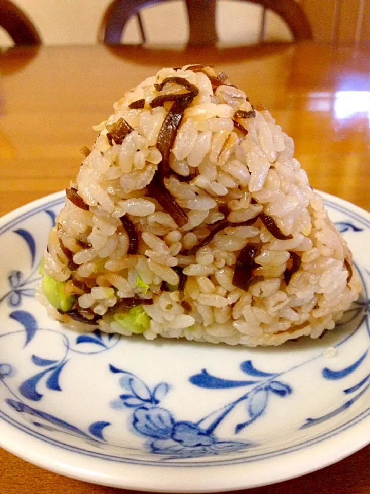 塩昆布と枝豆のおにぎり🍙100円セール|まいりさん