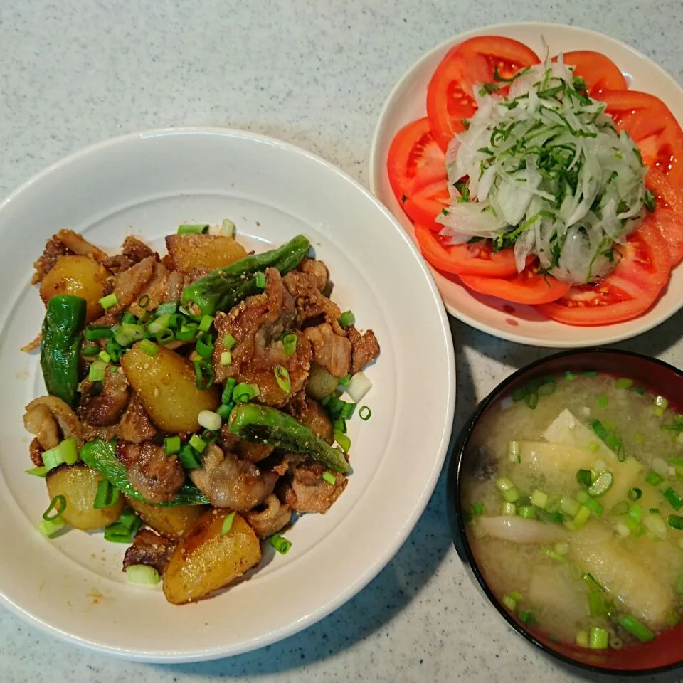 豚バラ肉とじゃがいもの煮っころがし、新玉ねぎの大葉サラダ、しめじの味噌汁|rokochixxx666さん