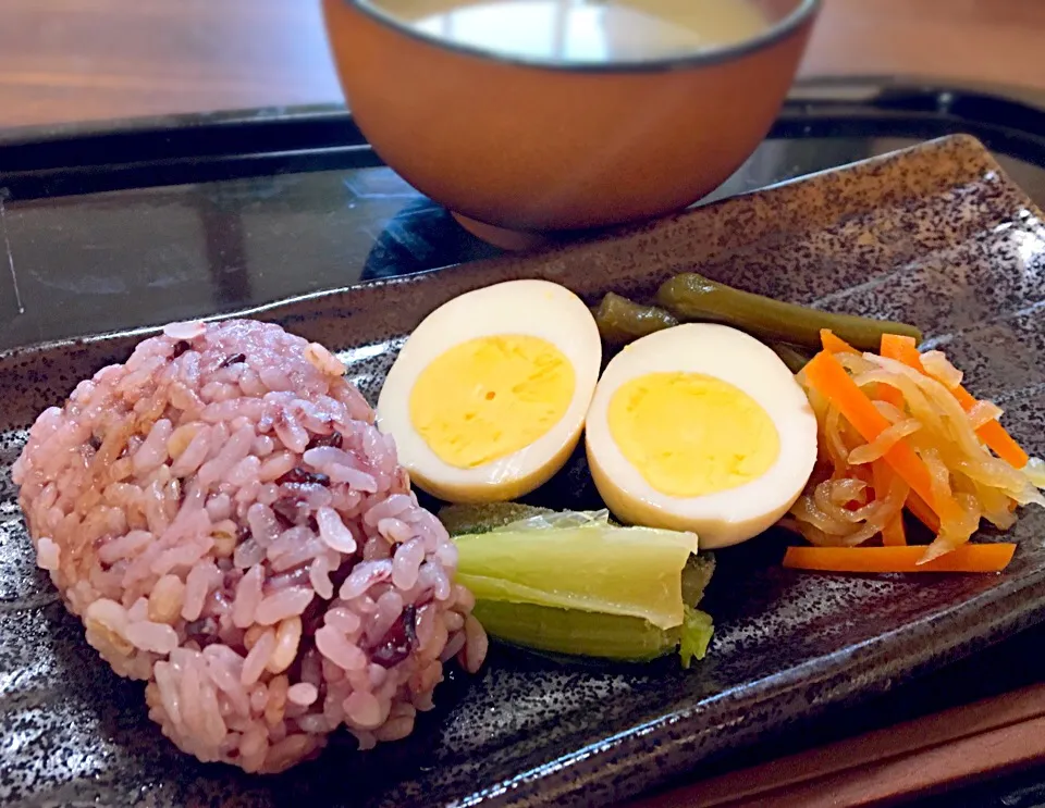 Snapdishの料理写真:単身赴任の朝ごはん🌅☀️
味付け玉子🥚
インゲンクタクタ煮
切り干し大根煮
野沢菜漬
ワカメと玉ねぎの味噌汁
#単身赴任朝食 #味玉|ぽんたさん