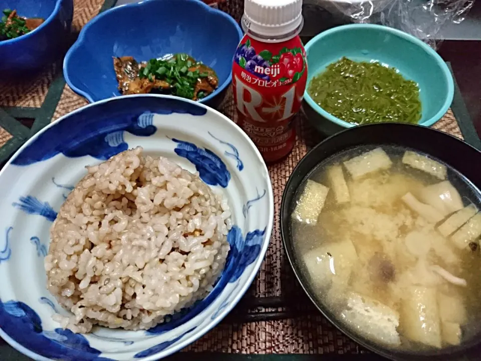 Snapdishの料理写真:めかぶ&秋刀魚の缶詰め&しめじの味噌汁|まぐろさん