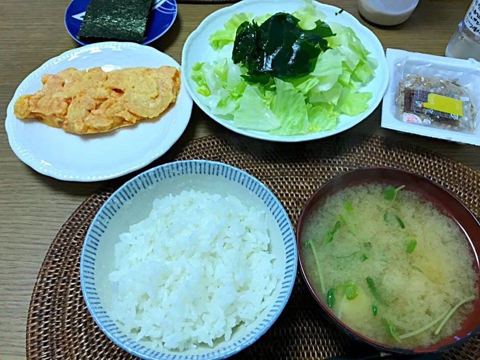 Snapdishの料理写真:たらこ入りオムレツ、レタスサラダ、豆苗と豆腐の味噌汁|TonyYamadaさん