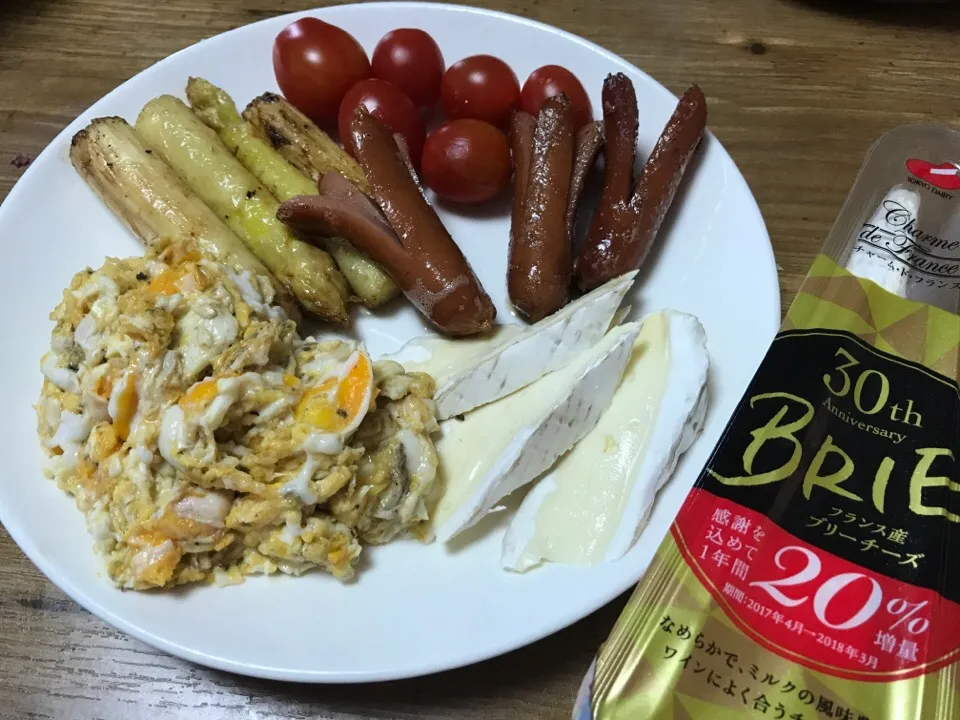 今朝のケトケニック朝ごはん(^○^)
糖質5gくらいです。ブリーチーズはおいしい(^○^)|ミラさん