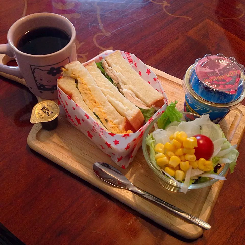 Snapdishの料理写真:今日の朝ごパン(๑´ڡ`๑)  乃が美さんのパンで作った 自家製ハーブチキンと厚焼き玉子のサンドウィッチ|ちゃたままさん