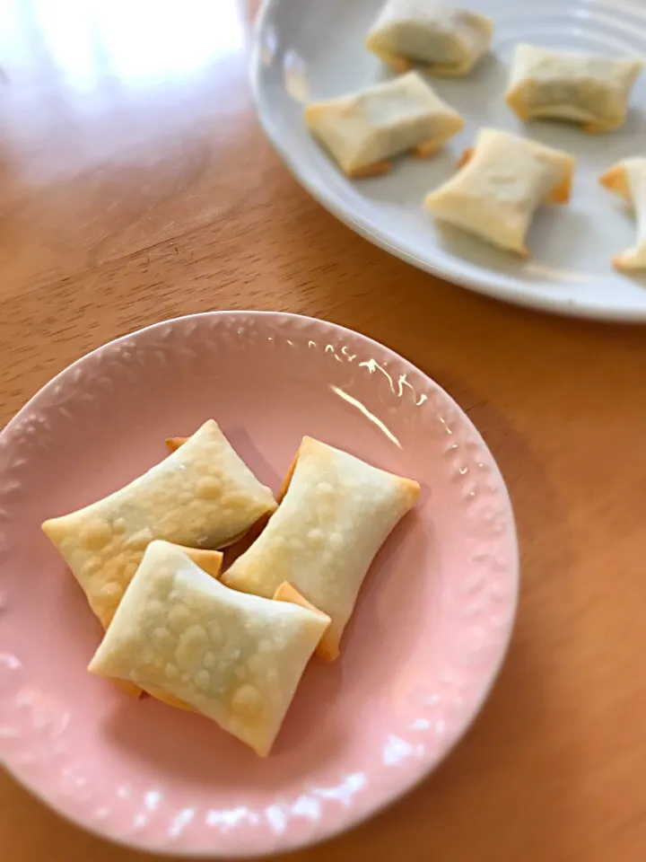 Snapdishの料理写真:餃子の皮でチョコパイ🍫|ひなの♪さん