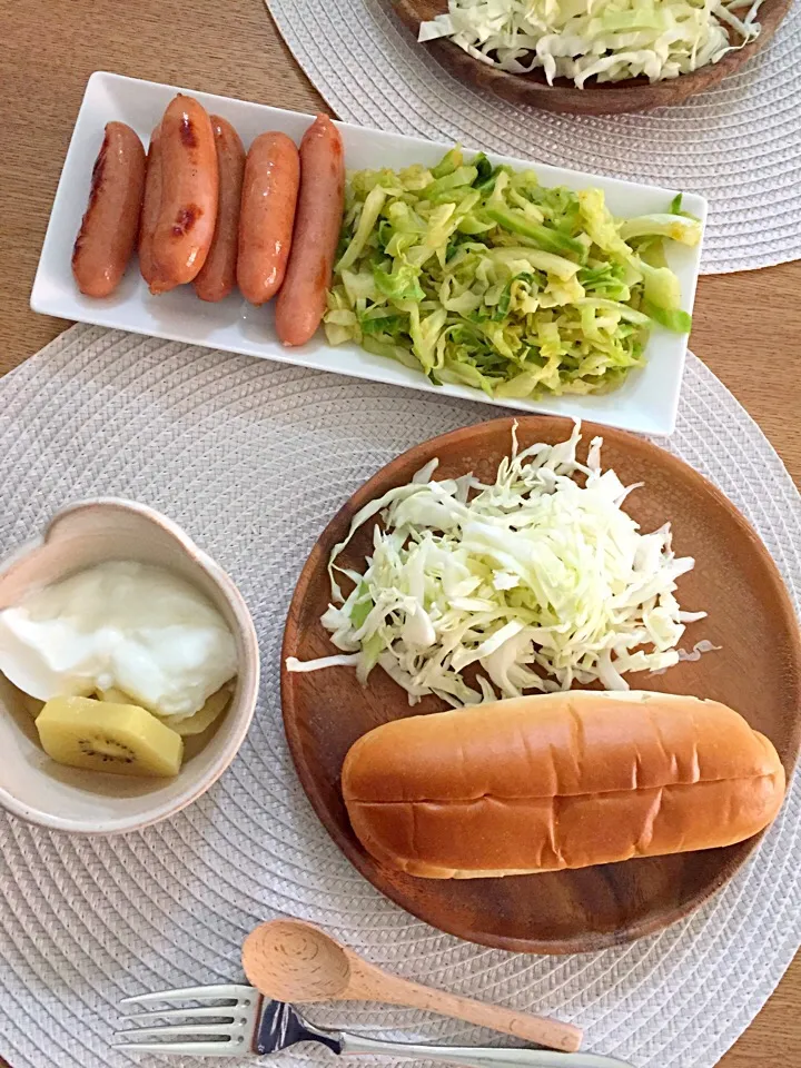 ブランチ🌭
キャベツをカレー粉少々、粉チーズ少々で炒めてパンに挟んだら美味しい❤|2493さん