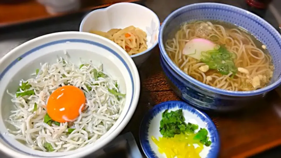 昨夜のお好み焼き、そしてその残りを朝ご飯として食べた事を反省し…シラス丼と掛け蕎麦で昼食を…って、全然反省の色が見えぬわ✊|にゃあ（芸名）さん