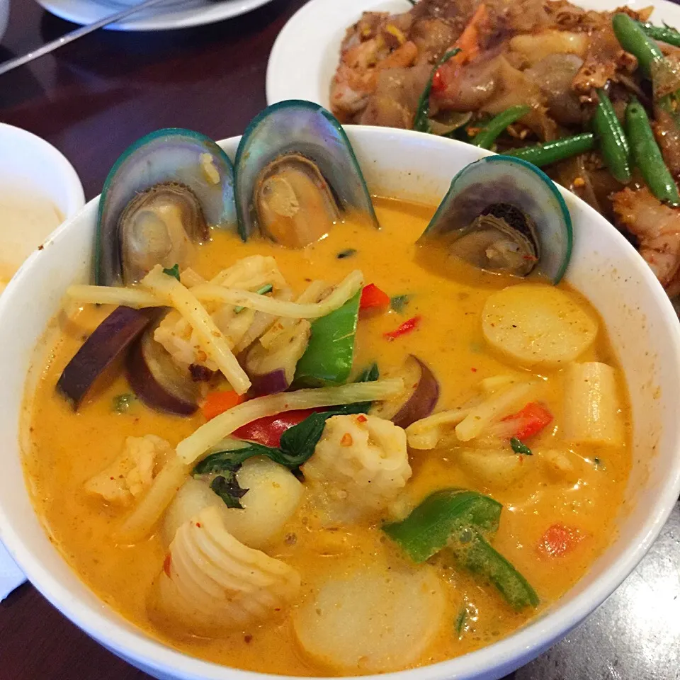 Snapdishの料理写真:Seafood Red Curry and Drunken Noodles|mamaeriさん