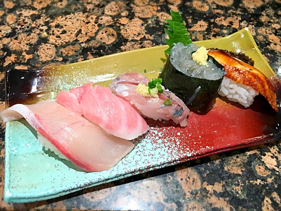 Snapdishの料理写真:夏の5貫盛🍣 ・ひらまさ（大分県産） ・本鮪「大とろ」 ・生あじ ・生しらす軍艦（静岡県用宗産） ・うなぎ|ゆうじ.さん