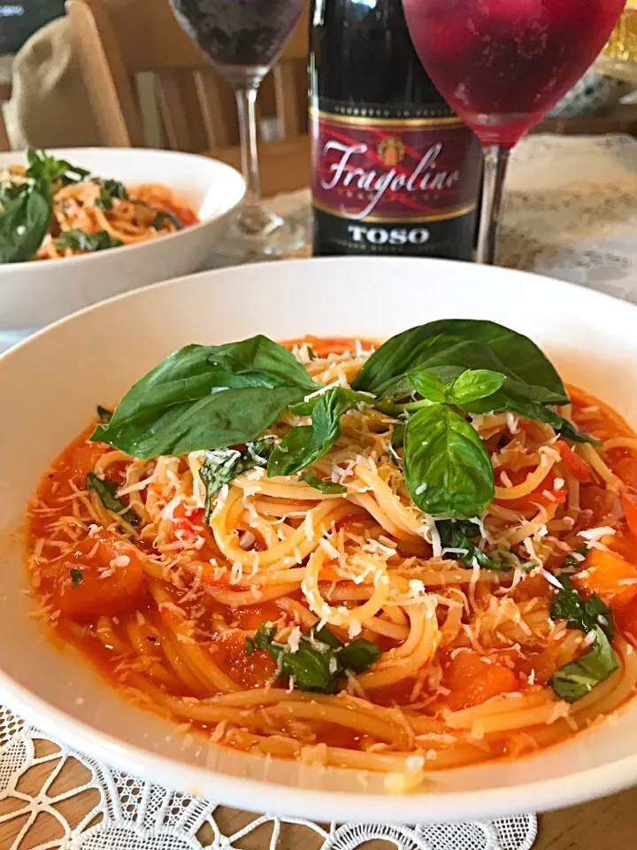 Lunch#homemadepastasauce#freshtomato#basil#oliveoil#garlicmice#whitewine#saltandpeppertotaste🍽🍷|Babyluv Cabrera Ocampoさん