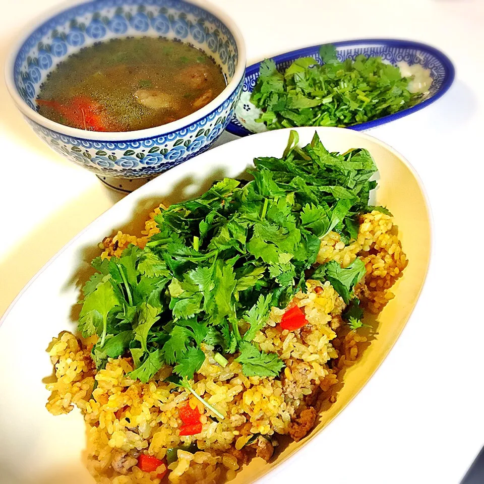 残りガパオをリメイクしてカレー炒飯☘パクチー盛りと、ダシダを使った牛肉とパプリカのスープ。|nokorinさん