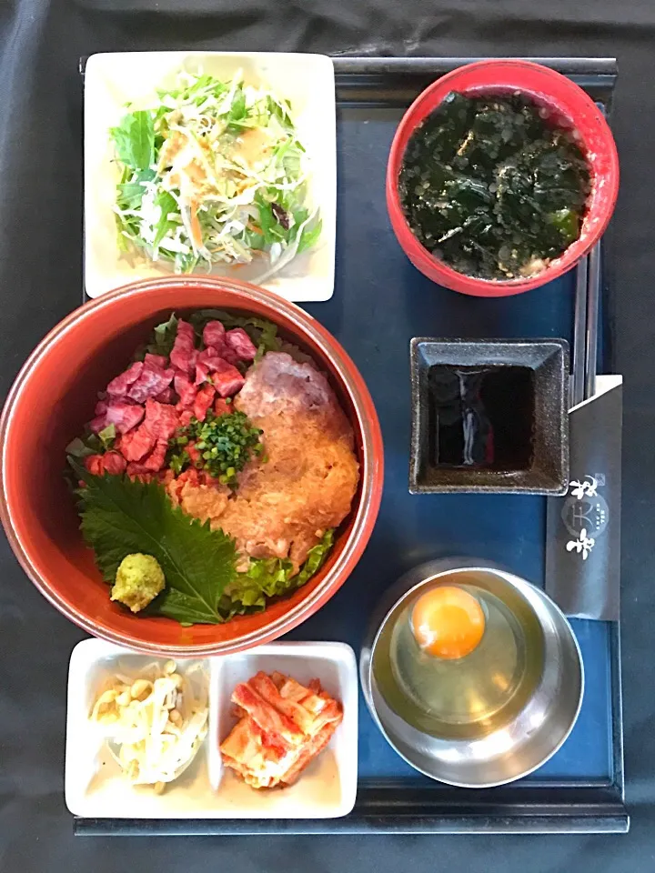 Snapdishの料理写真:#秀苑天 #秀苑翔 #生肉 #宮崎安楽牛 
宮崎牛ユッケとマグロ中落ちのニ色丼|秀苑 天さん