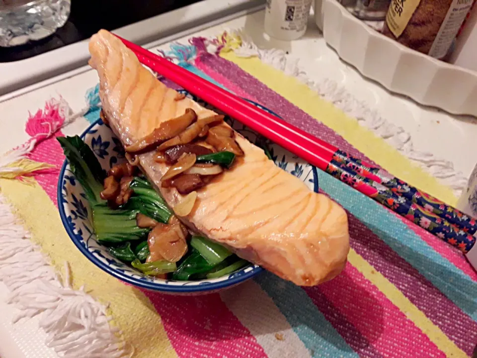 Snapdishの料理写真:Salmon + bok Choy sterfried with garlic and shitake mushroom🐟🐟🐟|Heartさん