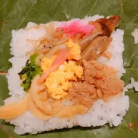 Snapdishの料理写真:この季節にしか食べられない！
朴葉寿司でーす😊今実家から届いたぁ！|パピコさん