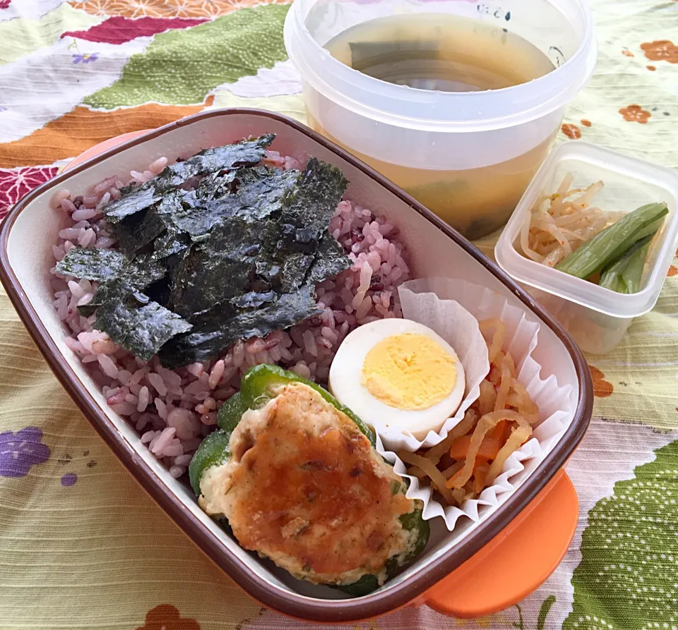 単身赴任の昼ごはん☀️
🍴ピーマン肉詰め弁当🍱
ピーマン肉詰め ソース味
味付け玉子
切り干し大根煮
もやしナムル
野沢菜漬
ワカメと玉ねぎの味噌汁
#単身赴任弁当 #ピーマン肉詰め|ぽんたさん