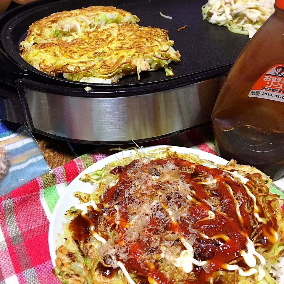 Snapdishの料理写真:#お夕飯#ホットプレート料理 #お好み焼き#モダン焼き 

今日のお夕飯〜😍|renharuruさん