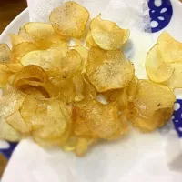 Snapdishの料理写真:ポテトチップス🍟を作りました！一定の油の温度でパリパリに！|ピンクさん