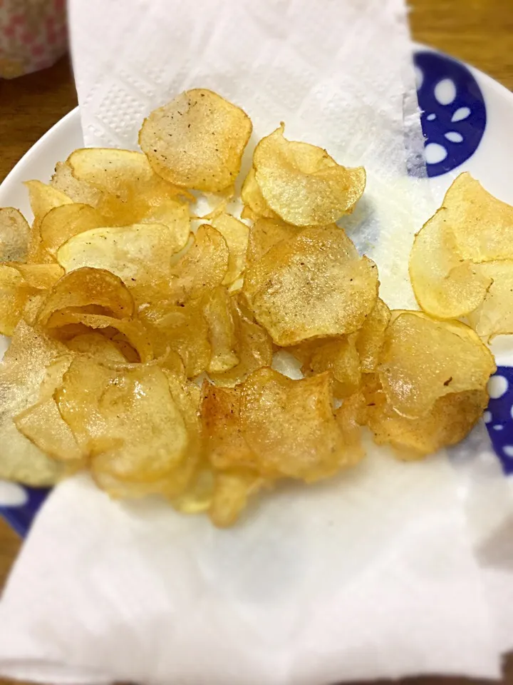 Snapdishの料理写真:ポテトチップス🍟を作りました！一定の油の温度でパリパリに！|ピンクさん