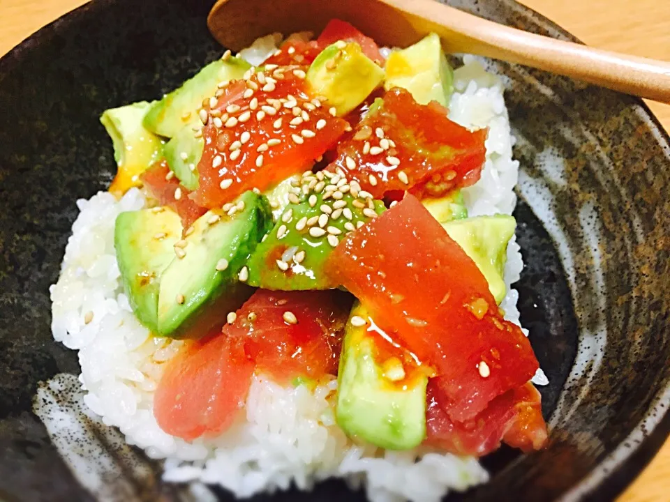 マグロとアボカドのユッケ風丼|はるるんさん