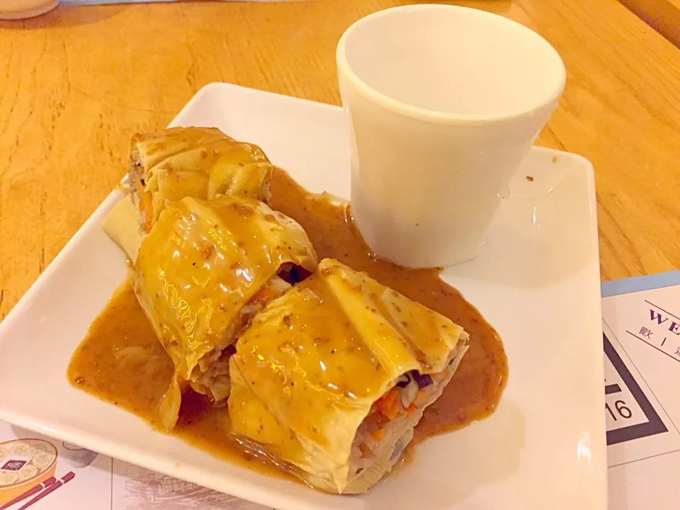 Fried bean curd roll in homemade sesame sauce|Sky Blueさん