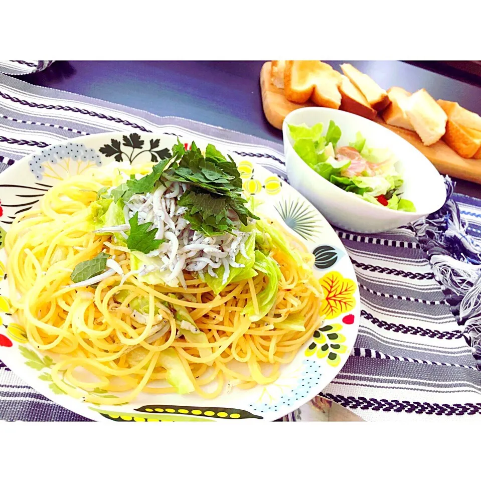 しらすと春キャベツのペペロンチーノ🍝  
生ハムとクリームチーズのサラダ
#ペペロンチーノ 
#キャベツ#しらす#パスタ
#生ハム #クリームチーズ#サラダ|ymkさん