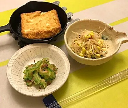 Snapdishの料理写真:ここ数日の暴飲暴食を反省し、今宵はゴーヤの梅おかか和えと、焼き揚げ豆腐、茹でもやしで耐え凌いだのでした🐷|にゃあ（芸名）さん