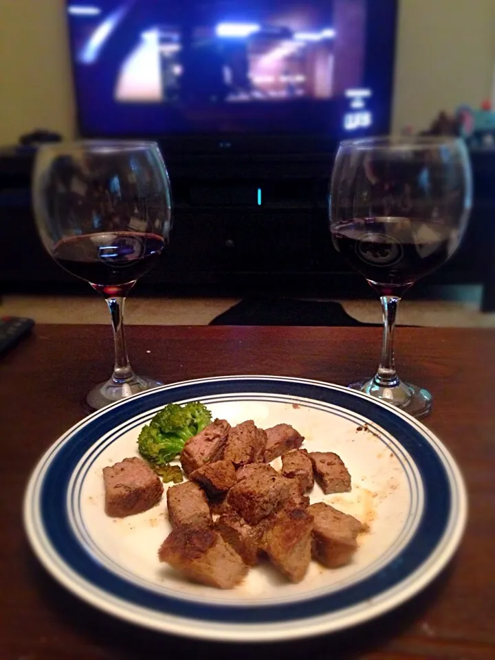 Snapdishの料理写真:Longhorn steak take-out with wine🍷|SPJWUさん