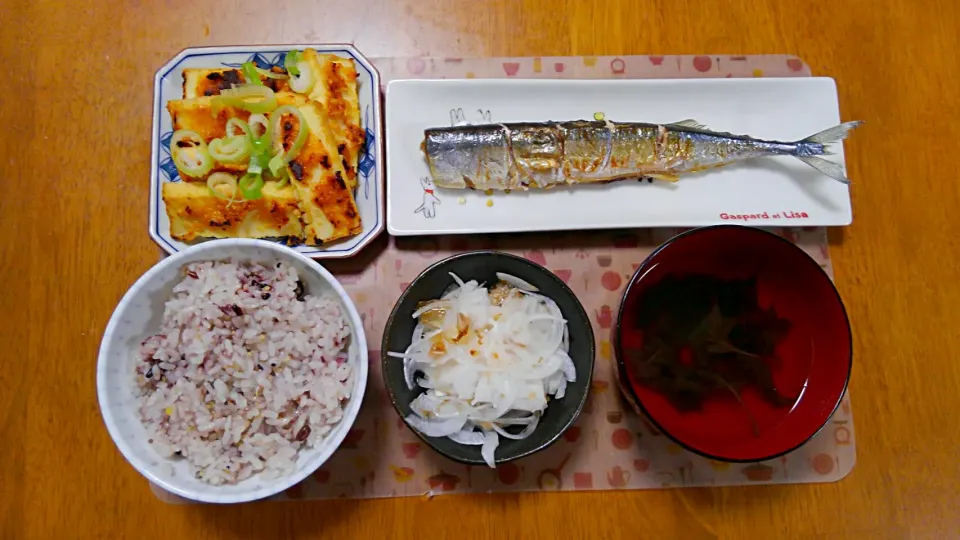 ５月２５日　さんまの塩焼き　玉ねぎサラダ　厚揚げのにんにく味噌焼き　わかめスープ|いもこ。さん