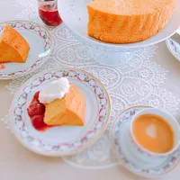 Snapdishの料理写真:シフォンケーキ✴︎いちごのコンフィチュール添え|mocoさん